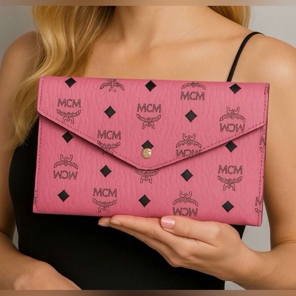 NIP/NIB MCM PINK ENVELOPE CLUTCH OR ADD A CHAIN FOR A CROSSBODY
Parfumes Coll. - Picture 2 of 9